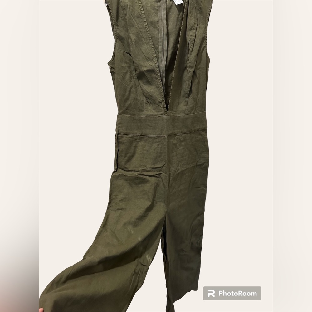 Green jumpsuit tank sleeve